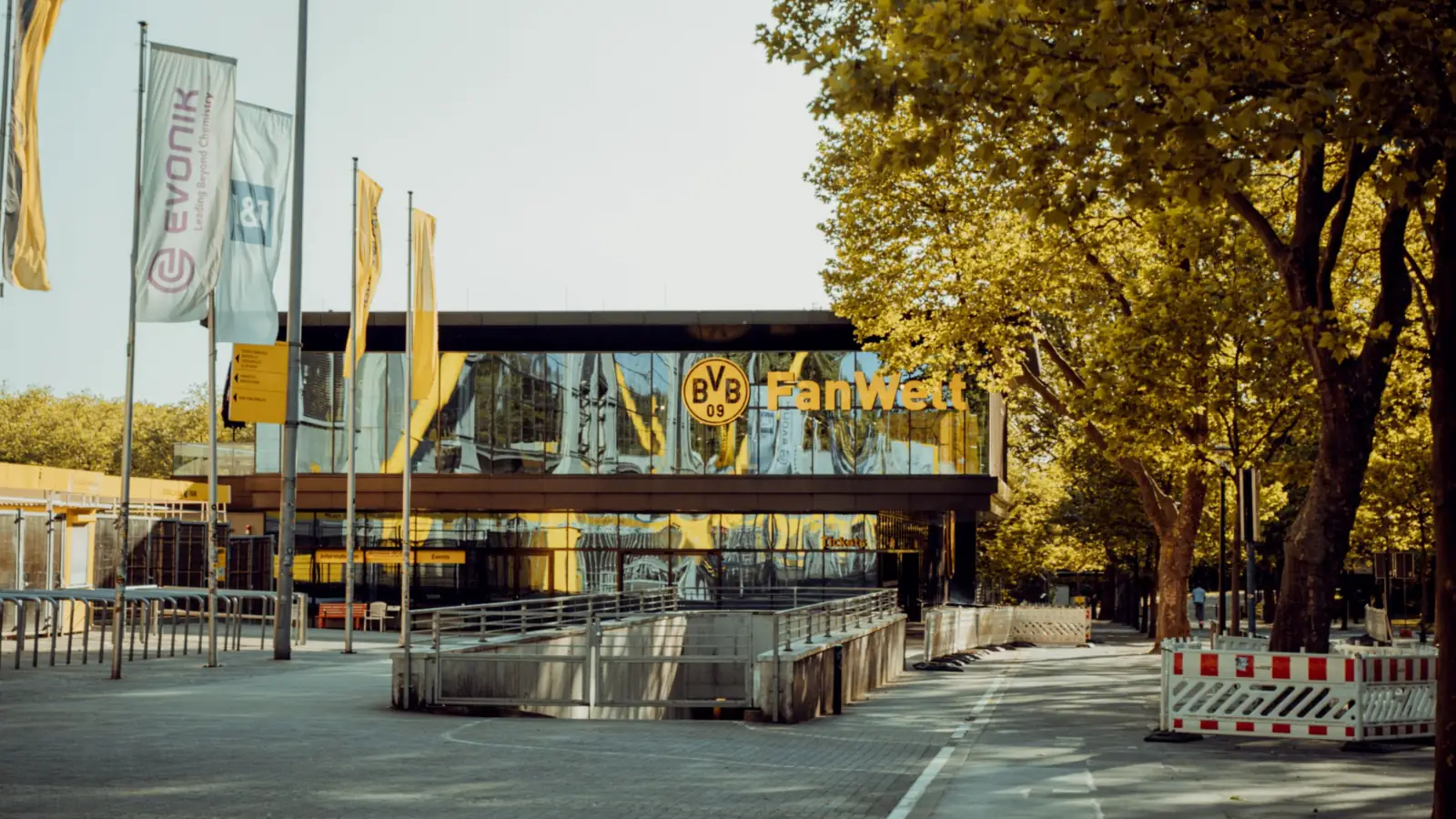 Stadion von Borussia Dortmund – Parken am Flughafen Dortmund (DTM)