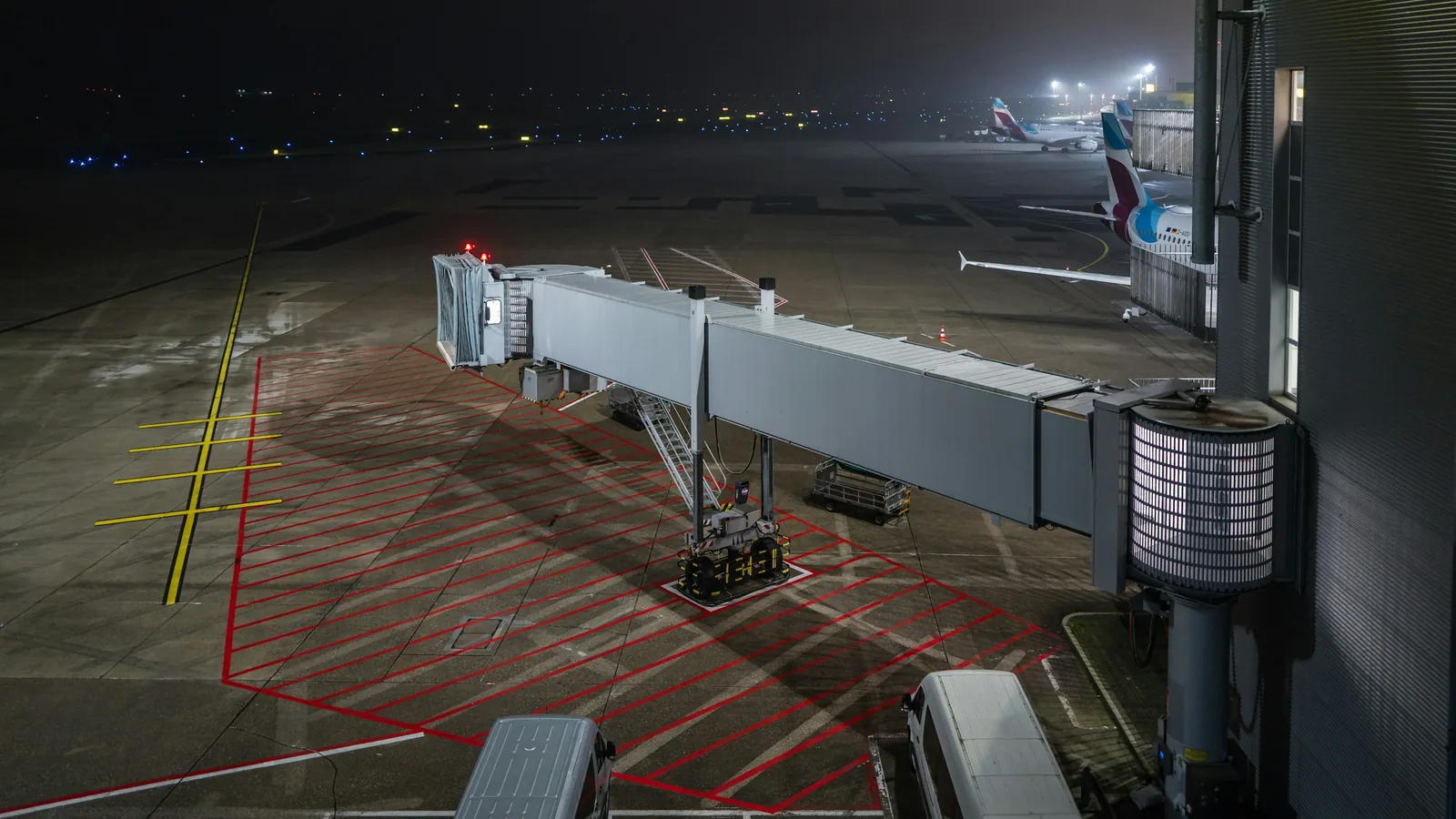 Fluggastbrücke am Flughafen Düsseldorf (DUS) bei Nacht – Parken am Flughafen Düsseldorf