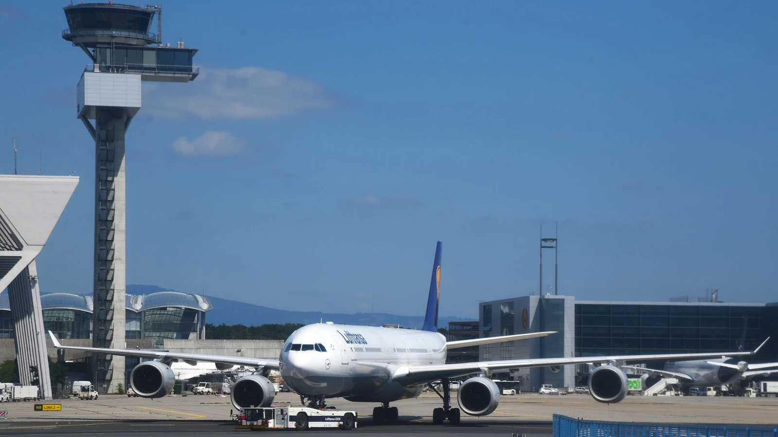 Lufthansa-Flugzeug vor dem Tower am Flughafen Frankfurt (FRA) – Parken am Flughafen Frankfurt