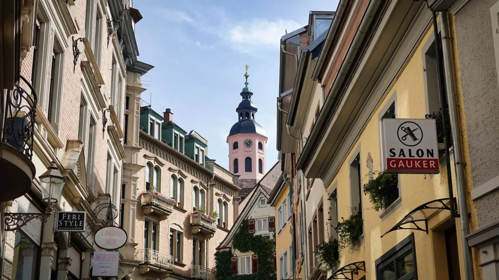 Altstadtgasse in Baden-Baden – Parken am Flughafen Karlsruhe/Baden-Baden (FKB)