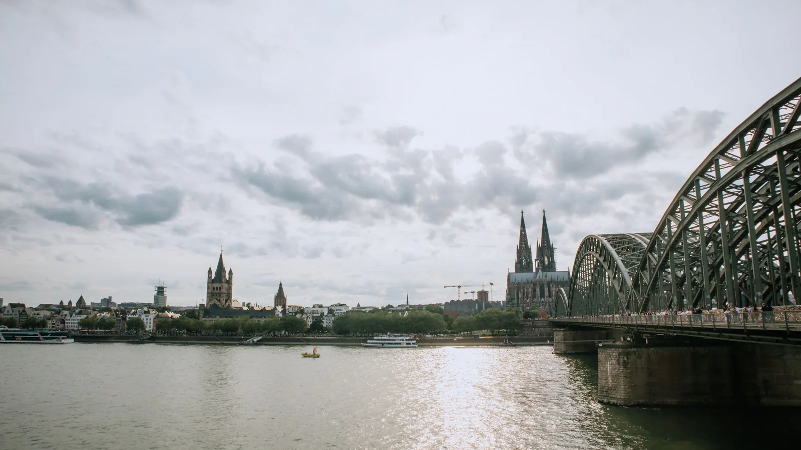 Kölner Dom und Rhein mit Hohenzollernbrücke – Parken am Flughafen Köln/Bonn (CGN)