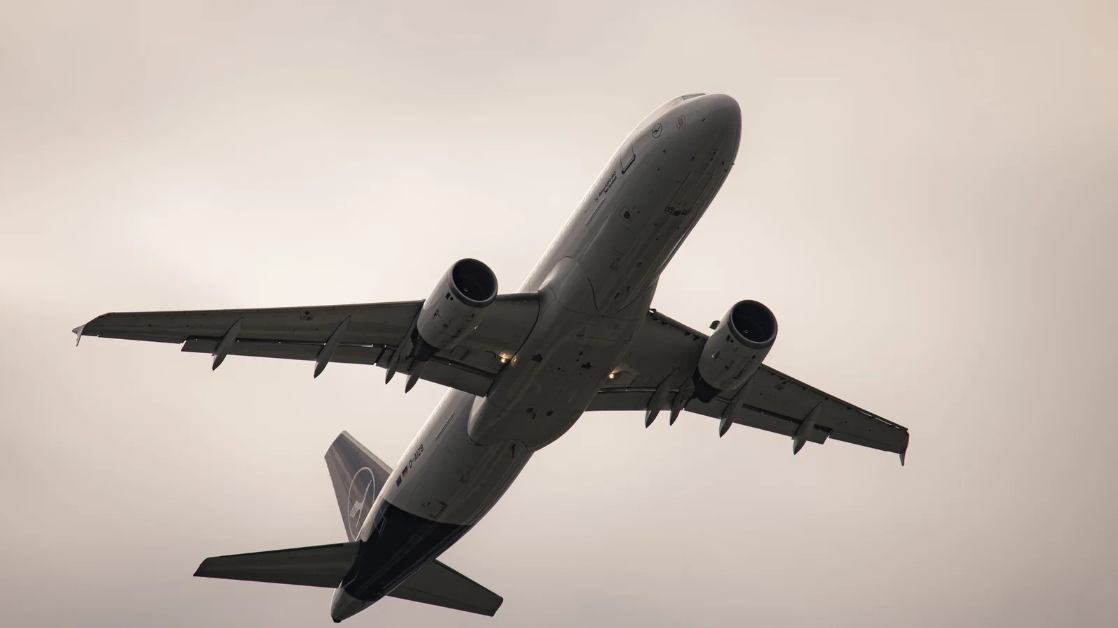 Startendes Flugzeug am Flughafen München (MUC) – Parken am Flughafen München