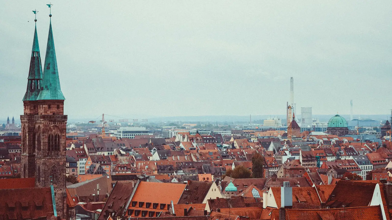 Blick über die Altstadt von Nürnberg – Parken am Flughafen Nürnberg (NUE)