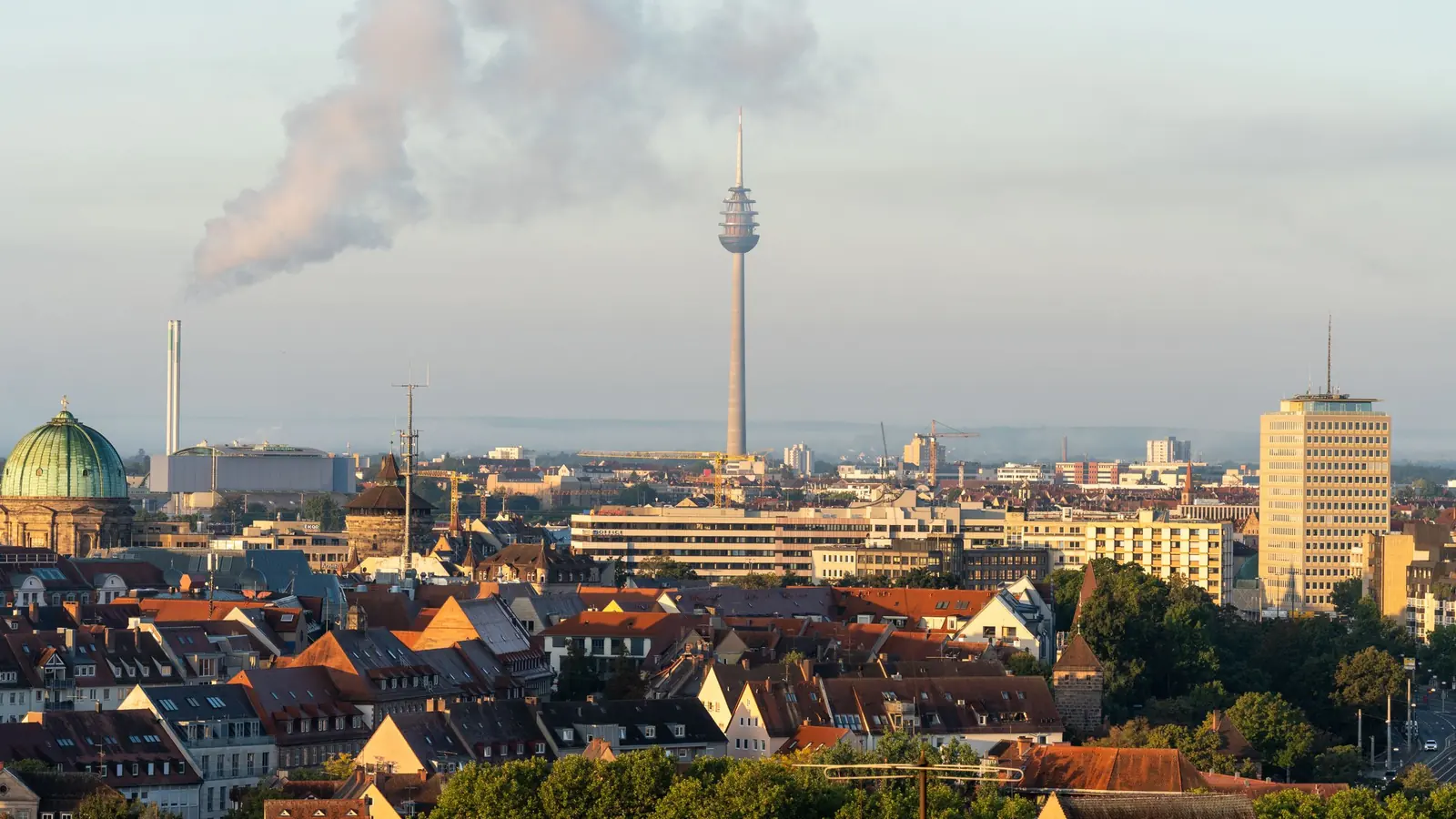 Stuttgart mit Fernsehturm in der Morgendämmerung – Parken am Flughafen Stuttgart (STR)