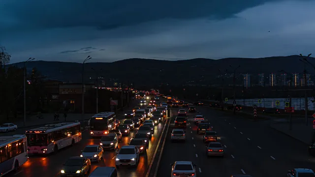 Abendlicher Berufsverkehr auf einer Stadtautobahn – Anreise mit dem Auto zum Flughafen Dortmund