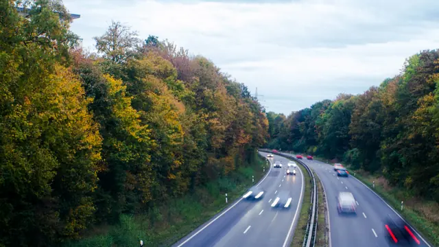 Autobahn im Herbst mit fließendem Verkehr – Anreise mit dem Auto zum Flughafen Düsseldorf