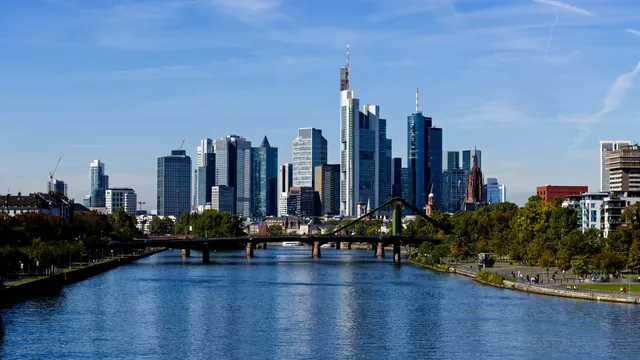 Skyline von Frankfurt am Main mit Main und Brücke – Anreise mit dem Auto zum Flughafen Frankfurt