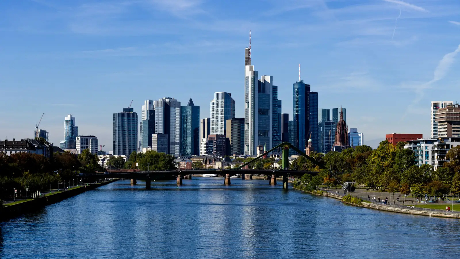 Skyline von Frankfurt am Main mit Main und Brücke – Anreise mit dem Auto zum Flughafen Frankfurt