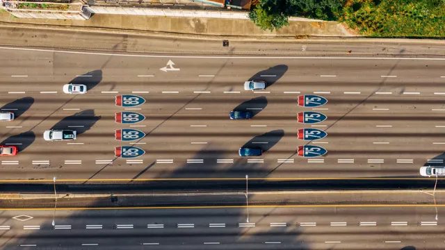 Mehrspurige Straße mit Fahrbahnmarkierungen von oben – Anreise mit dem Auto zum Flughafen Karlsruhe/Baden-Baden