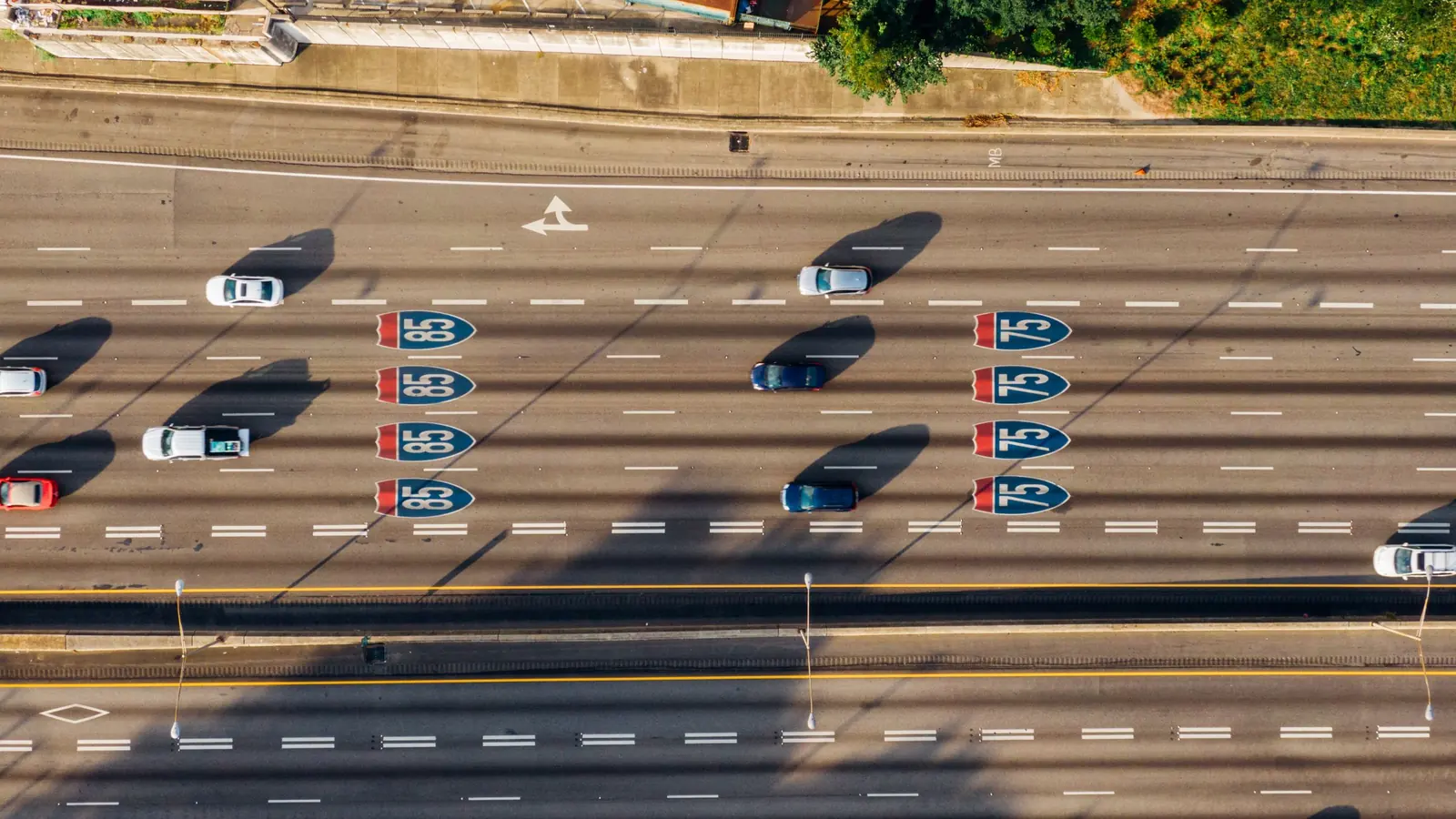 Route à plusieurs voies avec marquage au sol vue d'en haut – se rendre en voiture à l'aéroport de Karlsruhe/Baden-Baden