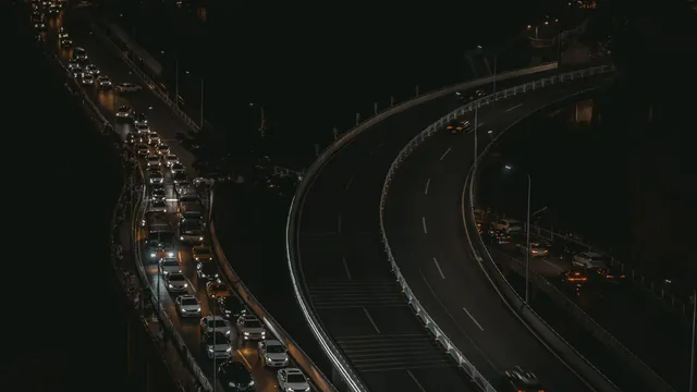 Autobahn mit Stau bei Nacht von oben – Anreise mit dem Auto zum Flughafen Köln/Bonn