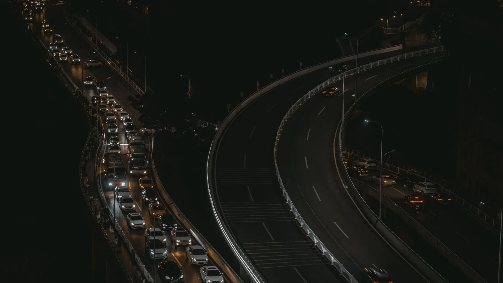 Autoroute embouteillée la nuit vue d'en haut – se rendre en voiture à l'aéroport de Cologne/Bonn
