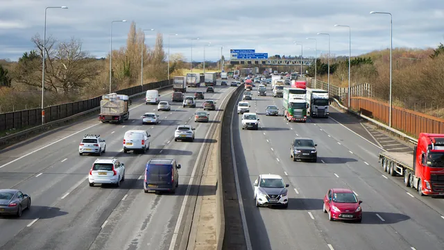 Mehrspurige Autobahn mit dichtem Verkehr – Anreise mit dem Auto zum Flughafen München