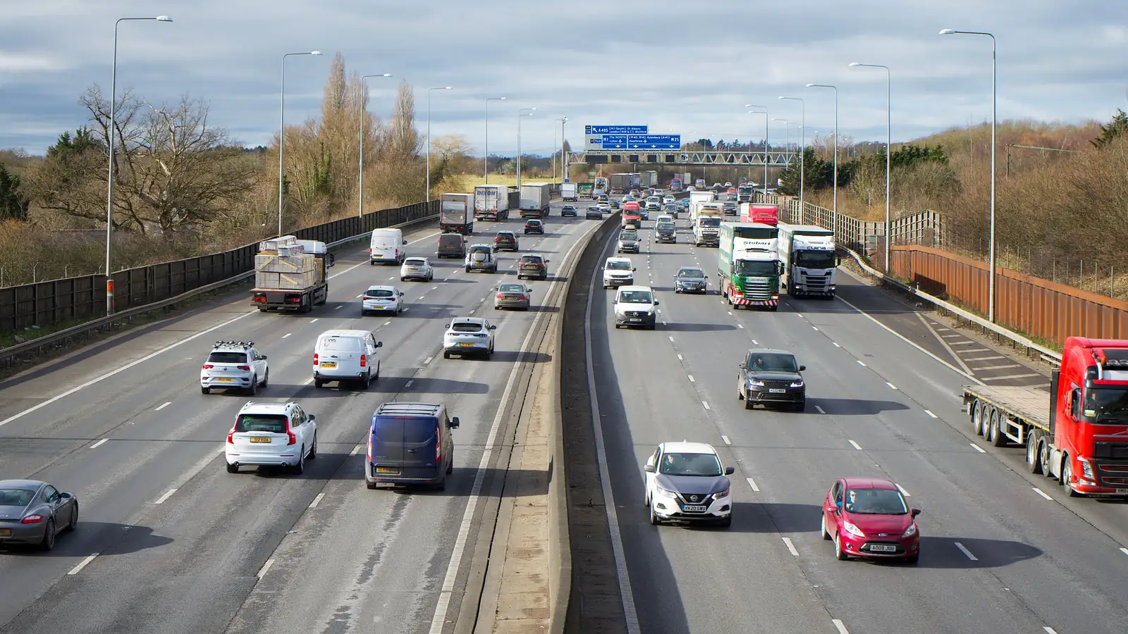 Meerbaanssnelweg met druk verkeer – met de auto naar luchthaven München