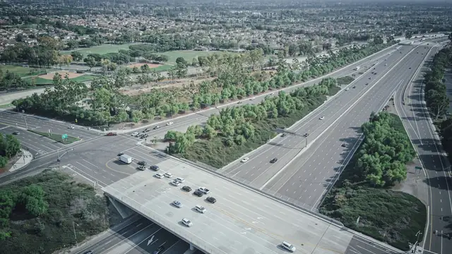 Autobahnkreuz mit Brücke aus der Vogelperspektive – Anreise mit dem Auto zum Flughafen Stuttgart