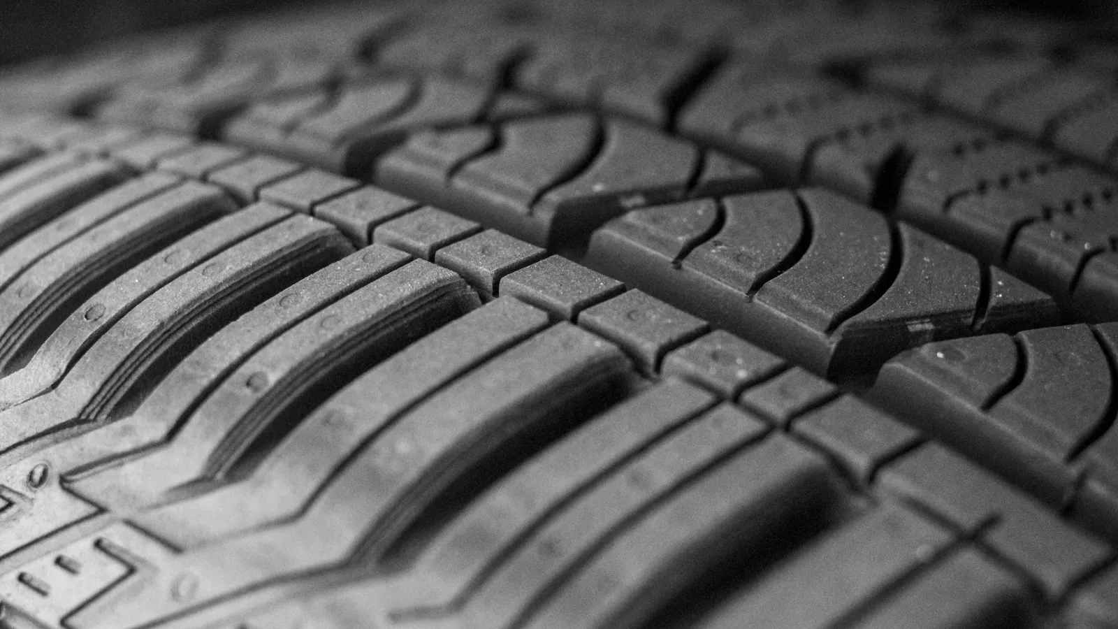 Nahaufnahme eines Autoreifens – Auto vor dem Urlaub für den Flughafen Düsseldorf vorbereiten