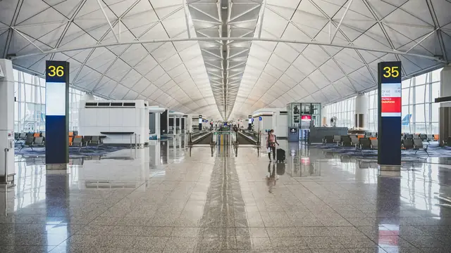 Weitläufige, ebene Terminalhalle – barrierefrei reisen ab Flughafen Frankfurt