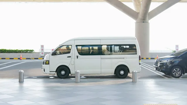 Kleinbus in der Vorfahrt eines Terminals – Bringen und Abholen am Flughafen Düsseldorf