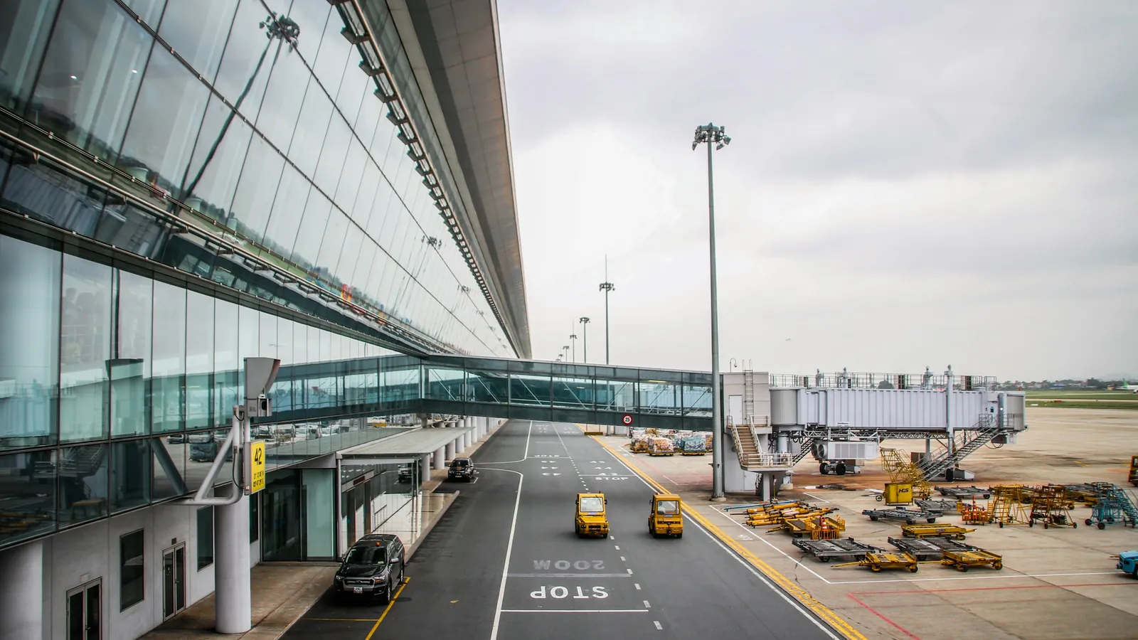 Vorfahrt vor einem Terminal mit Fluggastbrücken – Bringen und Abholen am Flughafen Frankfurt
