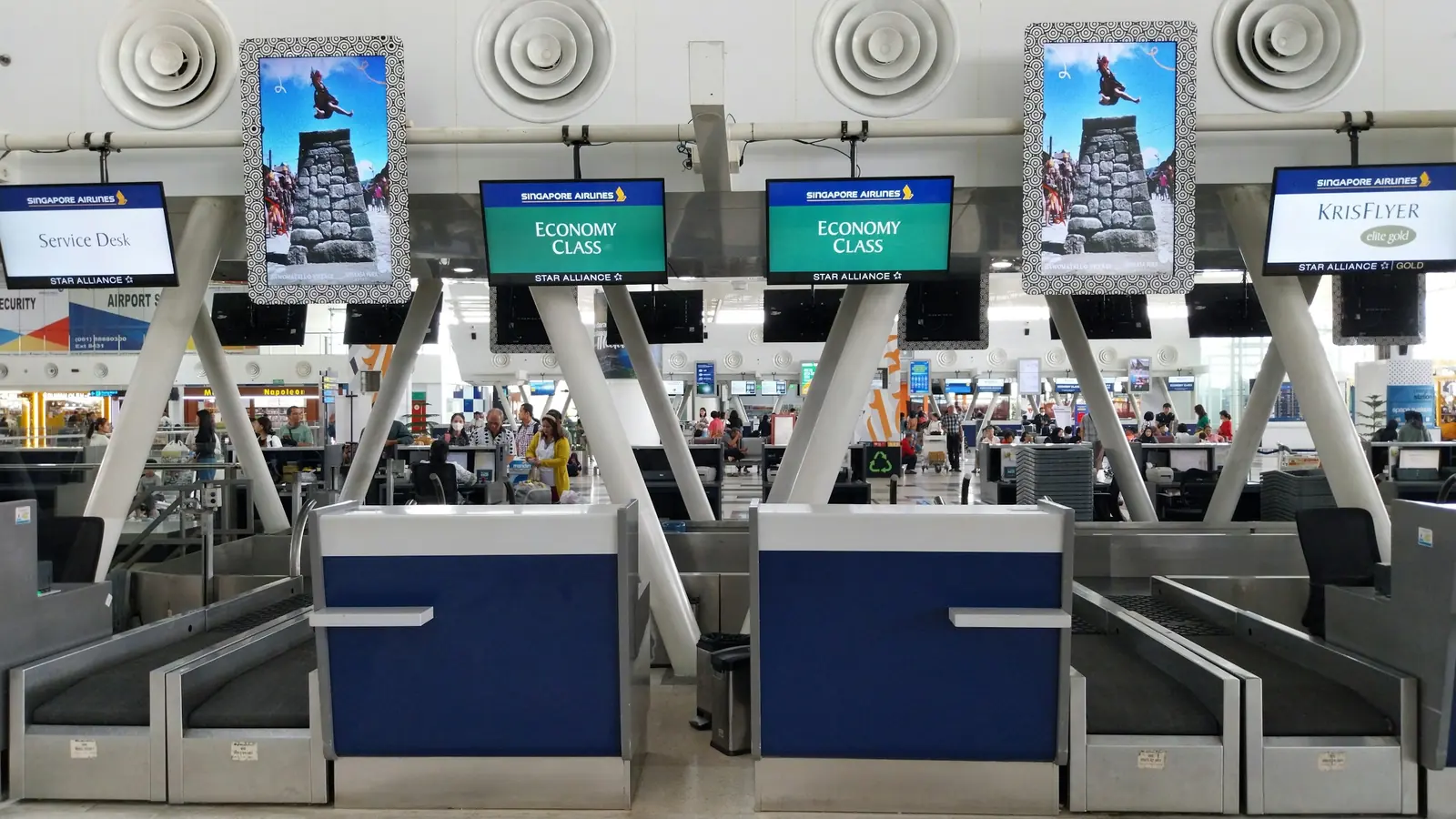 Check-in-Schalter in einer Flughafenhalle – Check-in und Gepäckaufgabe am Flughafen Düsseldorf