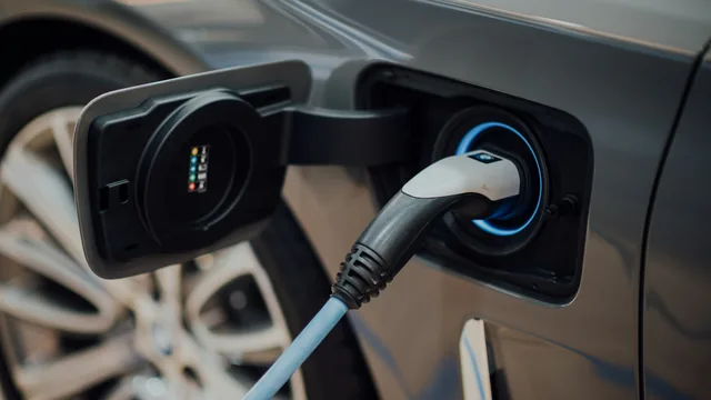 Ladekabel steckt in einem Elektroauto – Elektroauto parken am Flughafen Düsseldorf