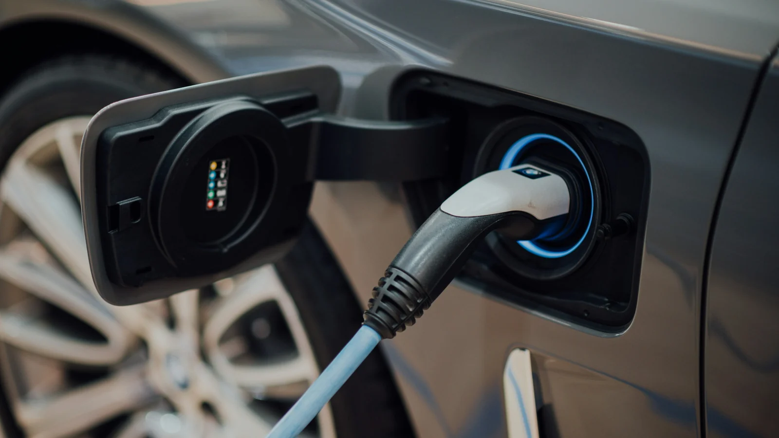 Ladekabel steckt in einem Elektroauto – Elektroauto parken am Flughafen Düsseldorf