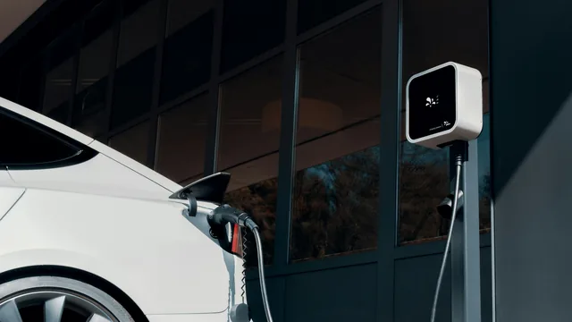 Elektroauto an einer Wallbox – Elektroauto parken am Flughafen Frankfurt