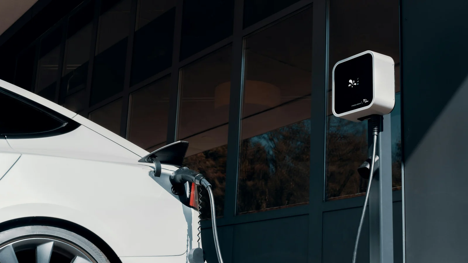 Elektroauto an einer Wallbox – Elektroauto parken am Flughafen Frankfurt