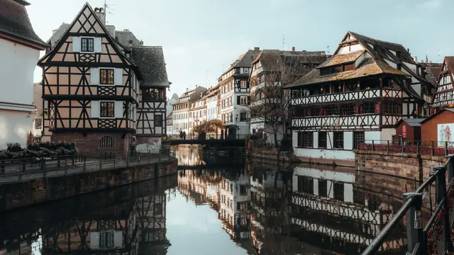Fachwerkhäuser am Kanal in Straßburg – aus dem Elsass zum Flughafen Karlsruhe/Baden-Baden