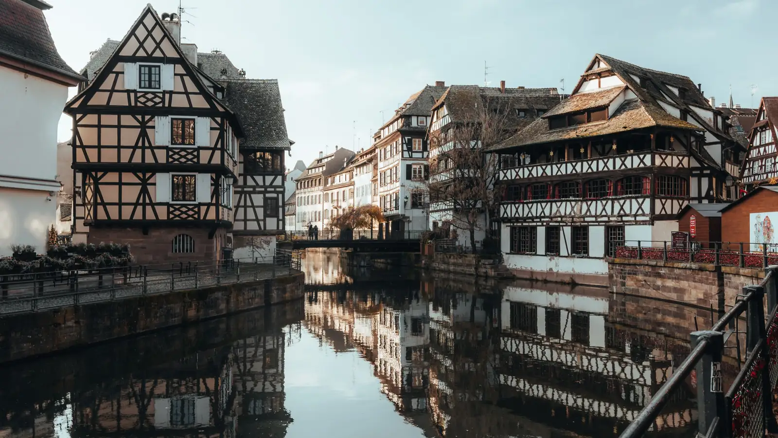 Half-timbered houses along the canal in Strasbourg – from Alsace to Karlsruhe/Baden-Baden Airport