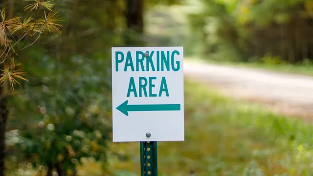 Hinweisschild „Parking Area“ an einem Weg – zum ersten Mal am Flughafen Berlin (BER) parken