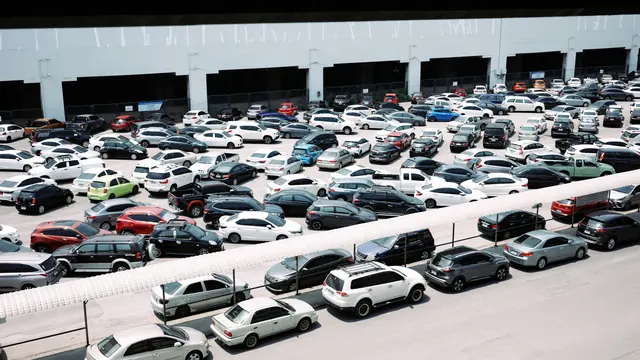 Voller Parkplatz von oben – zum ersten Mal am Flughafen Köln/Bonn parken