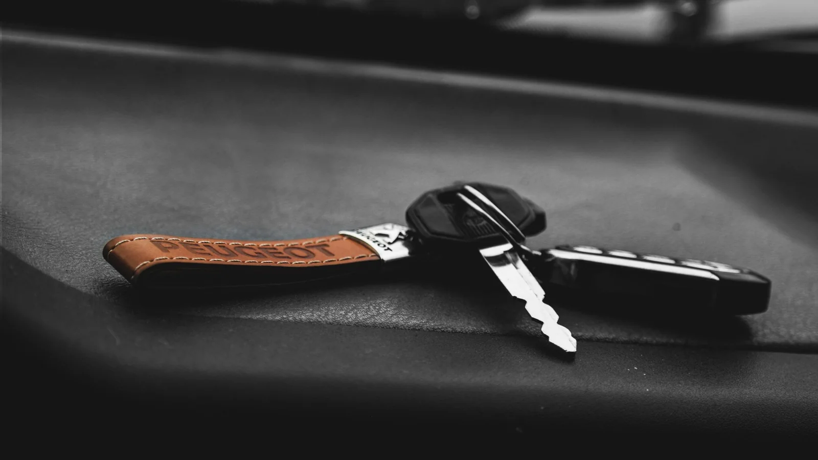 Autosleutel op het dashboard – voertuigoverdracht op luchthaven Dortmund