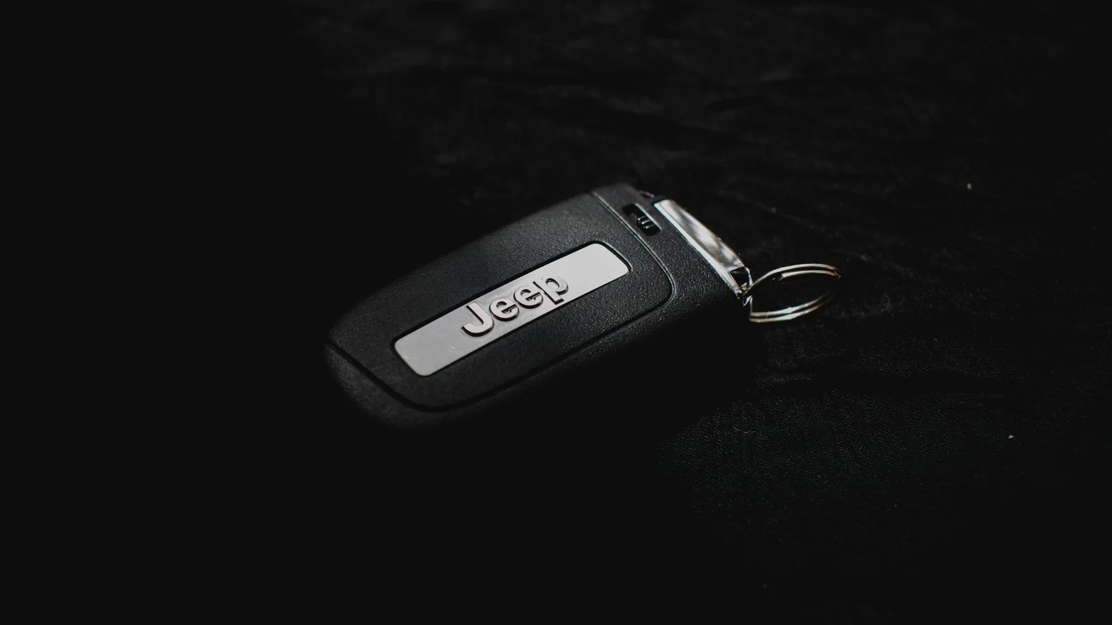 Keyless autosleutel op een donkere achtergrond – voertuigoverdracht op luchthaven Stuttgart
