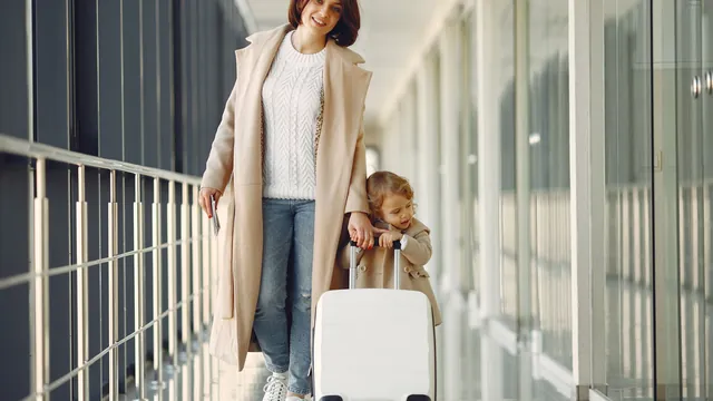 Mutter mit Kind und Koffer im Terminal – mit Familie und Gepäck zum Flughafen Hannover