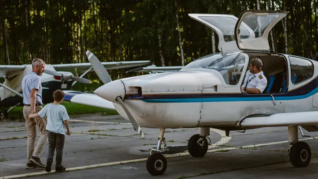 Vater und Sohn neben einem Kleinflugzeug – mit Familie und Gepäck zum Flughafen Karlsruhe/Baden-Baden