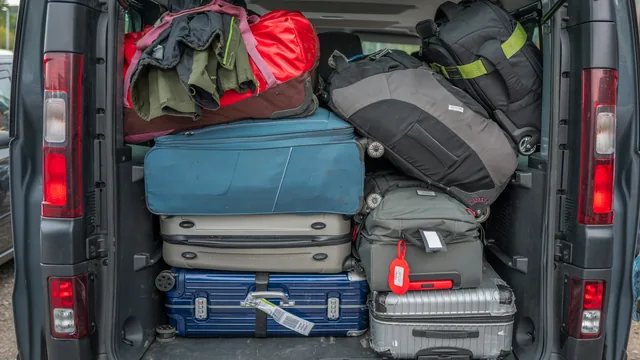 Voll beladener Kofferraum mit Urlaubsgepäck – Parken in den Ferien am Flughafen Düsseldorf