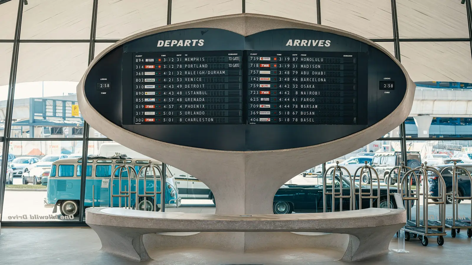 Anzeigetafel mit Abflügen und Ankünften – Flug verspätet oder annulliert am Flughafen Düsseldorf