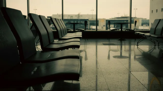 Leere Sitzreihen im Wartebereich am Flughafen Frankfurt (FRA) – Flug verspätet oder annulliert