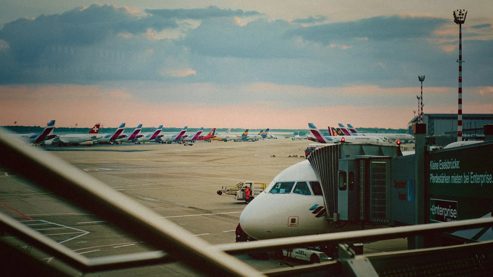 Blick aus dem Terminal auf Fluggastbrücke und Vorfeld am Flughafen Düsseldorf (DUS)