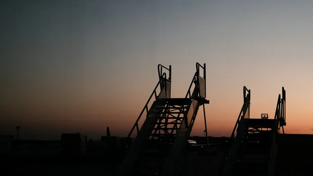 Silhouette am Flughafen Frankfurt (FRA) in der Morgendämmerung – Frühflug ab Frankfurt
