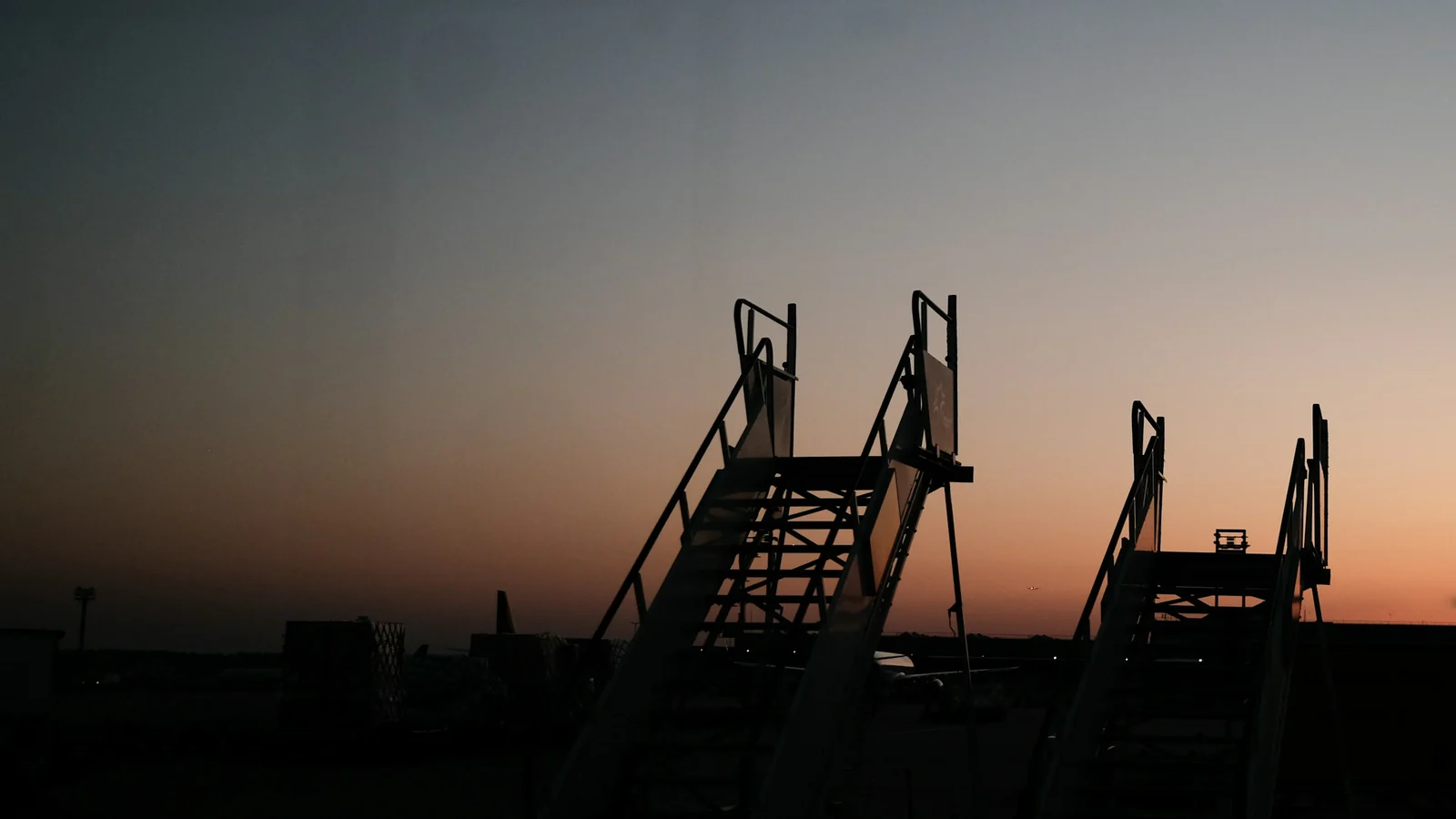 Silhouette am Flughafen Frankfurt (FRA) in der Morgendämmerung – Frühflug ab Frankfurt