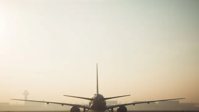 Passagierflugzeug auf dem Vorfeld im Morgendunst – Parken für den Frühflug am Flughafen Dortmund