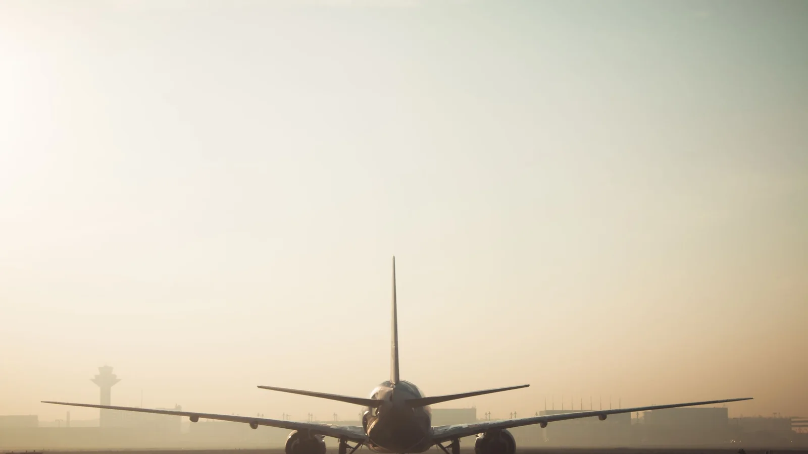 Avion de ligne sur le tarmac dans la brume matinale – stationnement pour un vol matinal à l'aéroport de Dortmund
