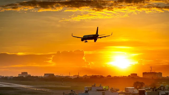 Landendes Flugzeug vor goldenem Himmel – Parken für den Frühflug am Flughafen Karlsruhe/Baden-Baden