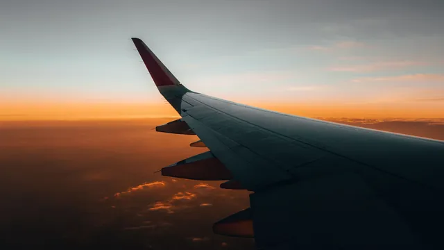 Tragfläche im ersten Morgenlicht über dem Horizont – Parken für den Frühflug am Flughafen Köln/Bonn