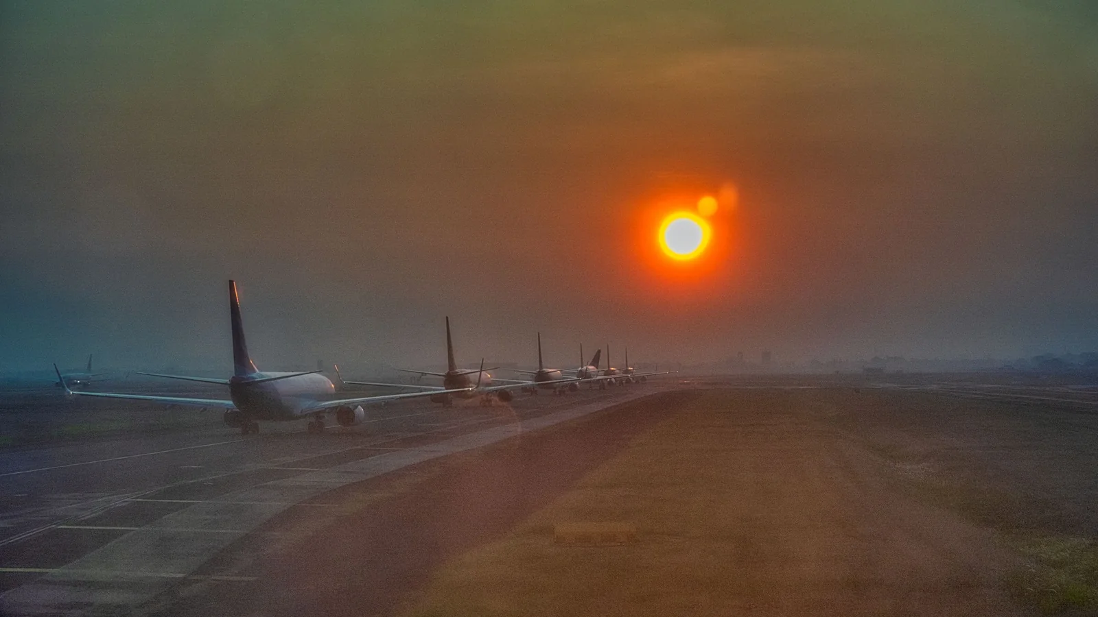 Aircraft in a row on the airfield in low sunlight – parking for an early flight at Memmingen Airport