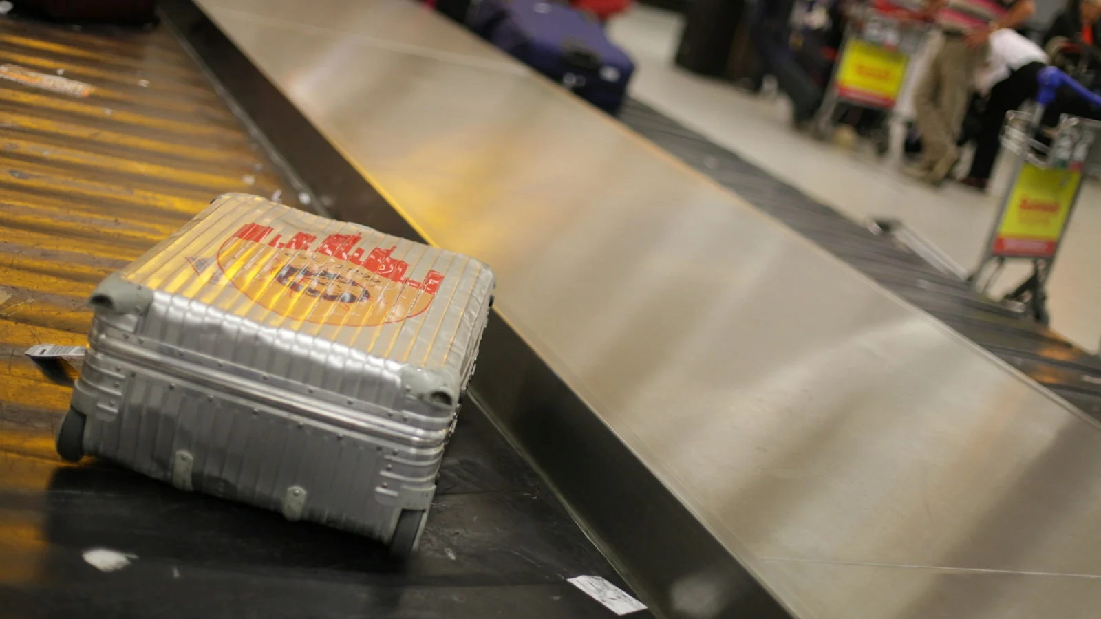 Koffer auf dem Gepäckband – Gepäck verloren oder beschädigt am Flughafen Düsseldorf