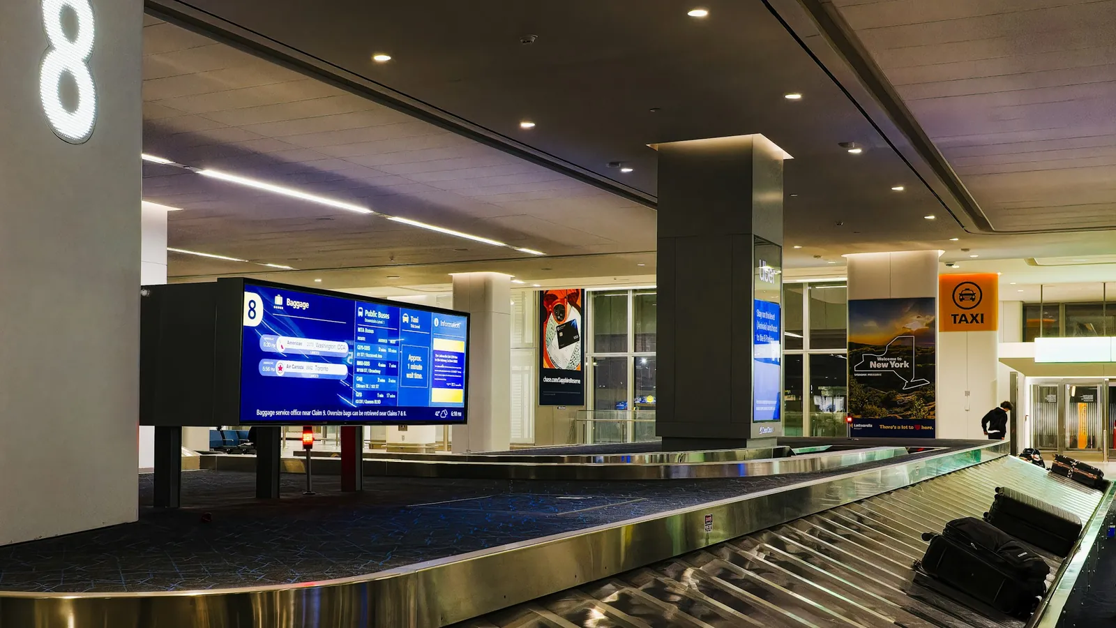 Gepäckband in einer Ankunftshalle – Gepäck verloren oder beschädigt am Flughafen Frankfurt