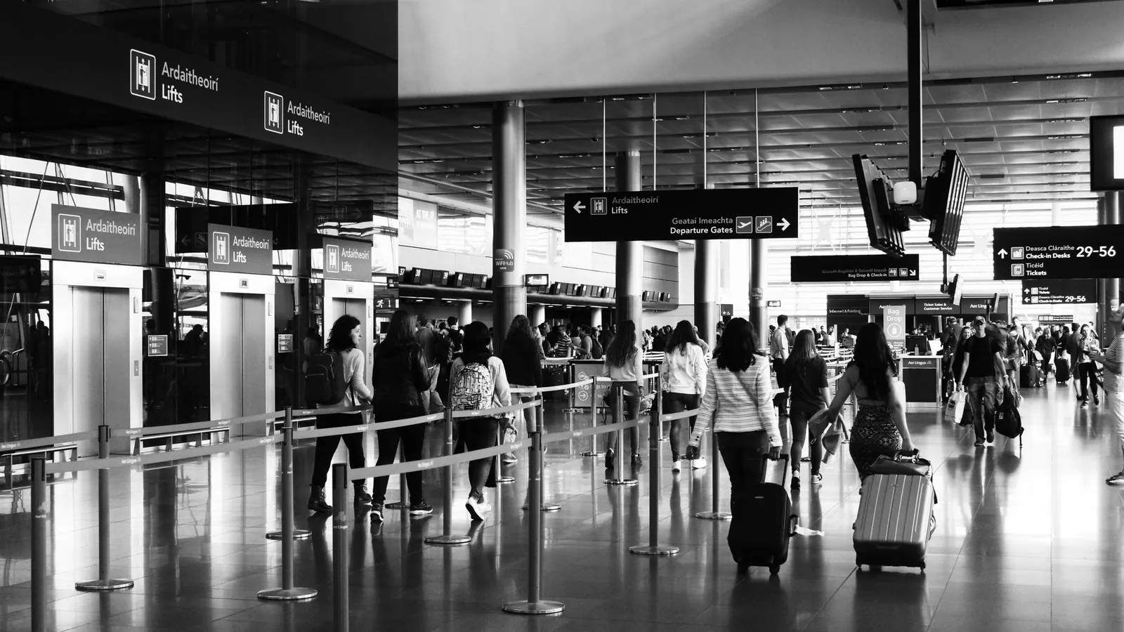 Hall de terminal animé en noir et blanc – stationnement pour les voyages d'affaires à l'aéroport de Karlsruhe/Baden-Baden